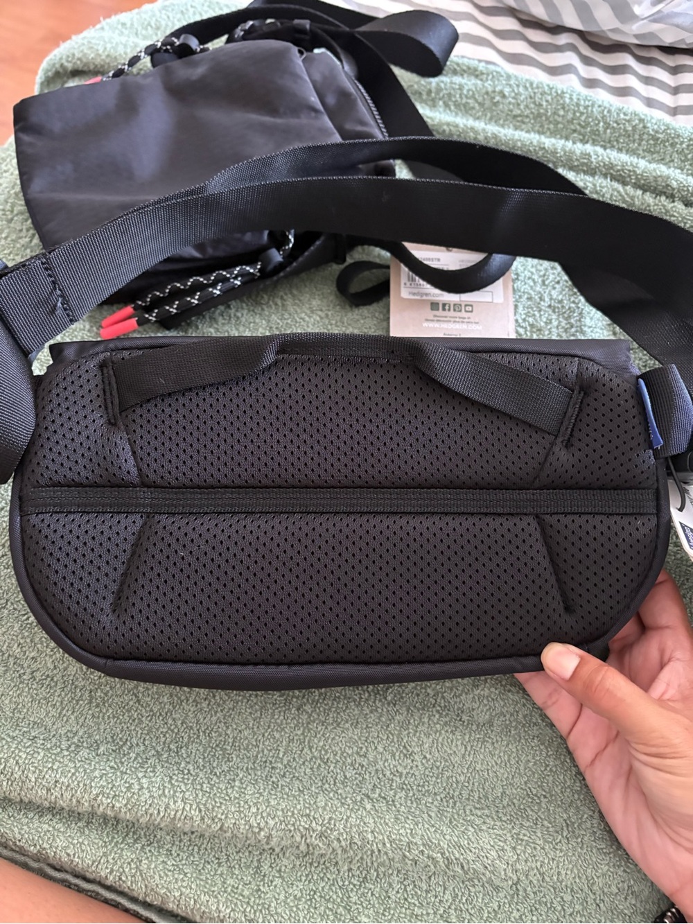 Thule Black Sling Bag with Adjustable Crossbody Strap - Picture 6 of 8